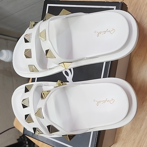 NEW IN BOX WOMENS SLIP ON SANDALS - Picture 2 of 4